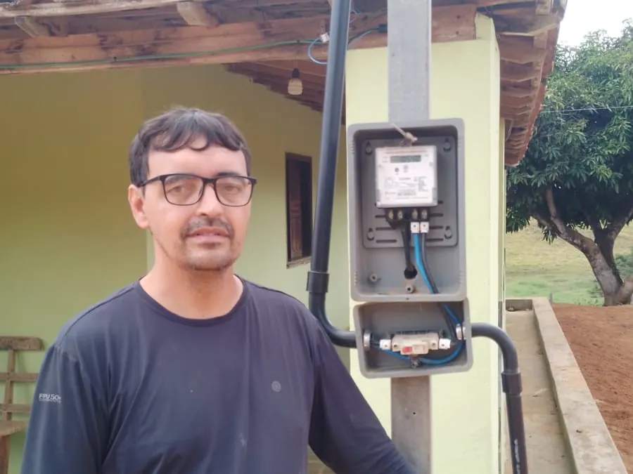 Láudio Paiva ao lado do padrão de entrada com medidor e disjuntor instalados