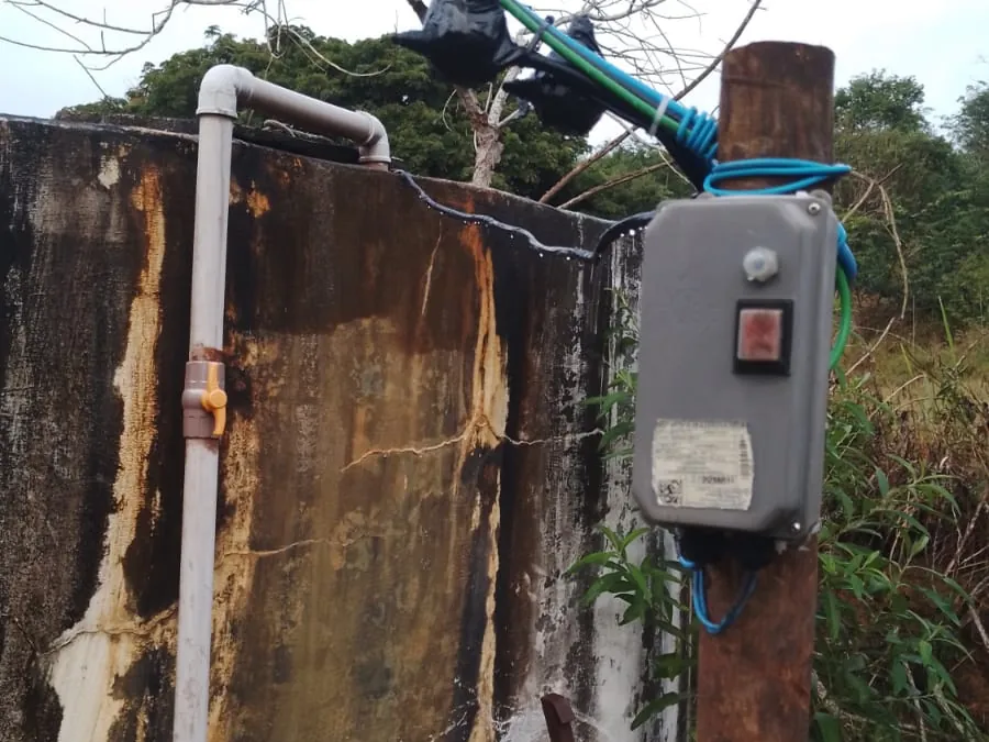 Caixa de comando de bomba d'água instalada em poste ao lado do tanque